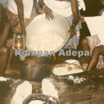4a._women_preparing_to_boil_cassava1991